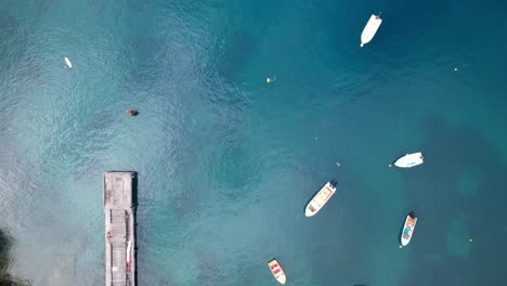 Verankerte-Boote-Und-Pier-In-Der-Anse-a-la-Barque-Bucht-Von-Guadeloupe,-Antillen-Archipel