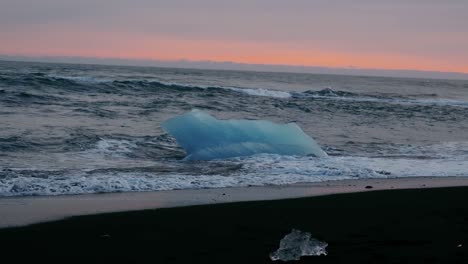 Powerful-Waves-Hit-On-The-Huge-Iceberg-In-Diamond-Beach,-South-Iceland