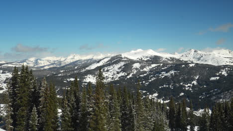 Spitze-Des-Copper-Mountain-American-Flyer-Lift-Filmischer-Schwenk-Nach-Rechts-Vail-Pass-Gore-Range-Colorado-Rocky-Mountains-Spätwinter-Am-Frühen-Morgen-Bluebird-Neuschnee-Schöne-Malerische-Landschaft