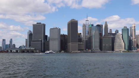 Erleben-Sie-Den-Dynamischen-Blick-Auf-Die-Innenstadt-Von-New-York-Von-Brooklyn-Aus-Und-Fotografieren-Sie-Boote-Auf-Dem-Wasser
