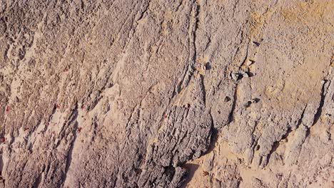 Vista-De-Pájaro-De-Finas-Láminas-De-Rocas-Erosionadas-En-El-Lado-Norte-Seco-De-Curazao