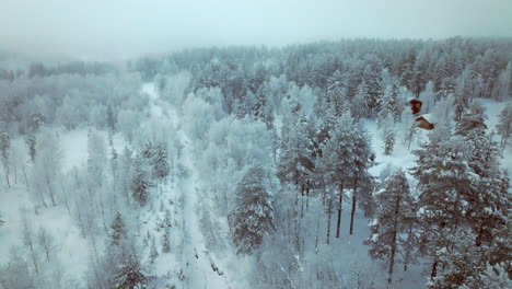 Aeria-Volando-Hacia-Adelante-Sobre-El-Paisaje-Cubierto-De-Nieve-En-Un-Día-Nublado-En-Laponia