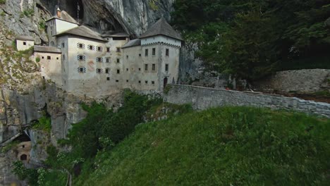 Predjama-Schloss-Renaissance-Festung-In-Slowenien---Luft-FPV