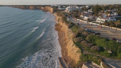 Das-Drohnenbild-Der-Küstenstadt,-Die-Wellen,-Die-Den-Strand-Treffen