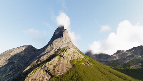 Wolken-Rollen-Auf-Der-Luvseite-Des-Stetind-Berggipfels-In-Norwegen-Auf,-Luftumlaufbahn