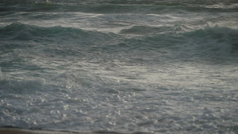 Herauszoomen-Südafrikanischer-Wellen,-Die-Bei-Sonnenaufgang-Am-Strand-Krachen