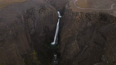 Litlanesfoss-Wasserfall-In-Island-Bei-Schneefall---Rückzug-Aus-Der-Luft