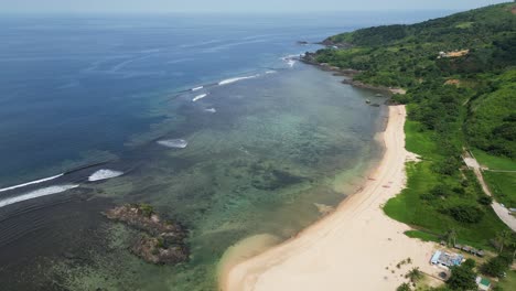 Atemberaubende-Luftdrohnenaufnahme-Der-Wunderschönen-Küste-Des-Tropischen-Inselresorts-Mit-Weißem-Sand-In-Catanduanes,-Philippinen