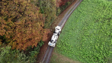 Hochauflösendes-Video-Eines-Vibro-Trucks,-Aufgenommen-Mit-Einer-Drohne