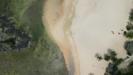 Malerische-Luftaufnahme-Von-Oben-Auf-Die-Küste-Des-Weißen-Sandstrandes-Entlang-Des-Tropischen-Inselresorts-In-Catanduanes,-Philippinen