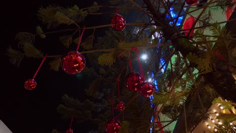 Weihnachtsbaum-Geschmückt-Mit-Leuchtend-Roten-Kugeln,-Die-An-Einer-Schnur-Hängen,-Vor-Einem-Einkaufszentrum-In-Bangkok,-Thailand