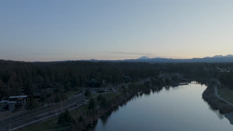 Drone-shot-over-the-Deschutes-River-in-Bend,-Oregon