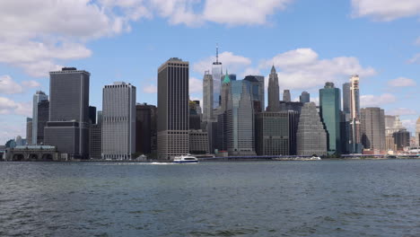 Genießen-Sie-Von-Brooklyn-Aus-Den-Atemberaubenden-Blick-Auf-Die-Innenstadt-Von-New-York-Mit-Den-über-Das-Wasser-Gleitenden-Booten