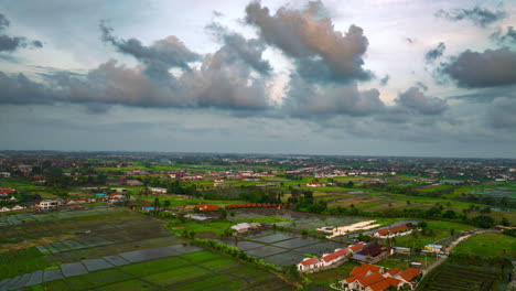 Luftbild-Hyperlapse-Von-Bali-Reisfeldern,-Die-Den-Wunderschönen-Himmel-Und-Die-Wolken-Widerspiegeln
