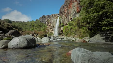 Süßwasser-Gebirgsbach-Mit-Wasserfall-Auf-Der-Nordinsel-Neuseelands