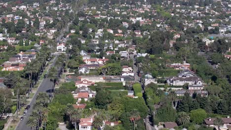 Upscale-homes-in-residential-neighborhood-in-Santa-Monica,-panoramic-aerial-view