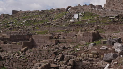 Ruinas-Antiguas-A-Lo-Largo-De-Una-Ladera-En-Pérgamo