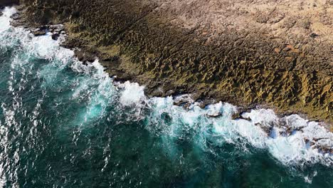 Brekzien-Felsformationsranken-Aus-Erodiertem-Wasser,-Während-Wellen-An-Der-Nordküste-Von-Curaçao-Krachen,-Luftaufnahme