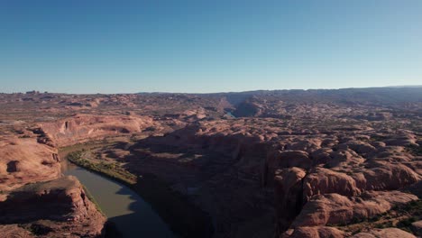 Drone-shot-looking-at-the-Colorado-river-next-to-Moab,-Utah