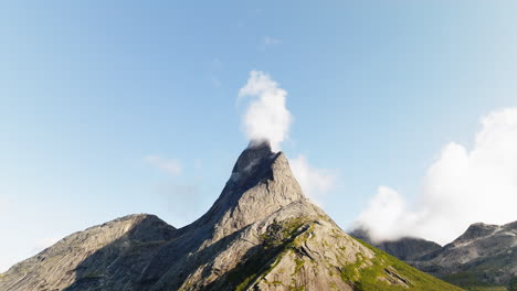 El-Penacho-De-Nubes-Se-Reúne-En-El-Pico-Expuesto-De-La-Montaña-Nacional-Stetind-De-Noruega-En-Otoño