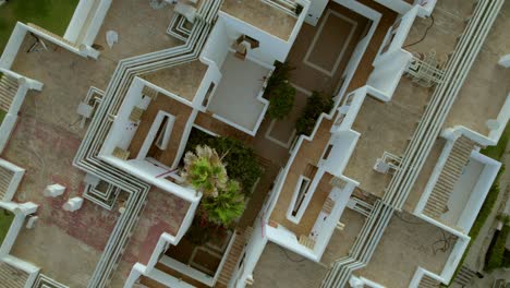 Eine-Luftperspektive-Von-Oben-Fängt-Die-Dächer-Eines-Touristenunterkunftsgebäudes-Auf-Mallorca,-Spanien,-Ein-Und-Unterstreicht-Die-Essenz-Von-Reise--Und-Urlaubskonzepten