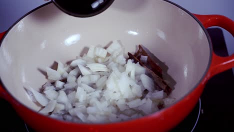 Agregar-Cebollas-A-Una-Olla-De-Ingredientes-Para-Preparar-Y-Hacer-Curry-De-Papaya-Verde-Fresco.