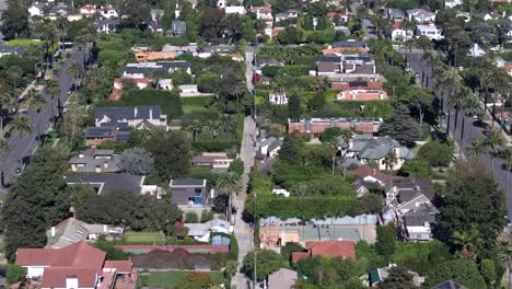 Santa-Monica,-California-high-end-neighborhood-houses---aerial-flyover,-daytime,-tilt-down,-community,-suburb