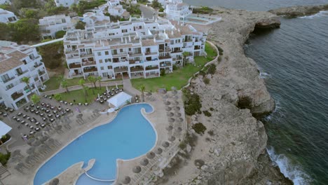 Hotel-Apartamentos-De-Lujo-Junto-Al-Mar,-Piscina-Privada,-Mallorca-Aérea