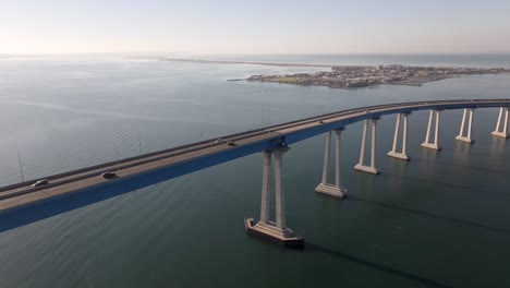 Filmische-Luftaufnahme-über-Die-Coronado-Hängebrücke-In-San-Diego,-Bewölkter-Tag-In-Der-Coronado-Bucht