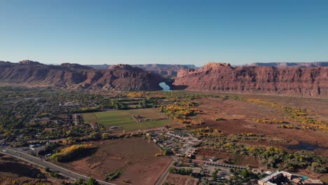 Drone-shot-over-Moab,-Utah-looking-at-the-Colorado-River