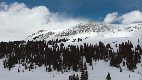 Deer-Creek-Montezuma-Rocky-Mountain-Colorado-Backcountry-Pulver-Frühling-Schneematsch-Neuschnee-Pulver-Luftbild-Drohne-Teilweise-Bewölkt-Wetter-Keystone-Epic-Vail-Pass-Ikon-Vorwärtsbewegung