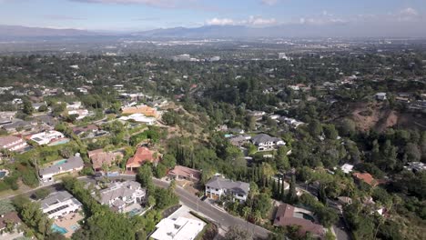 Mansions-with-stunning-views-at-Encino-Hills,-California---rising-aerial-reveal