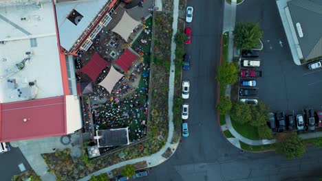 Top-down-drone-shot-over-the-Worthy-Brewing-Company-in-Bend,-Oregon