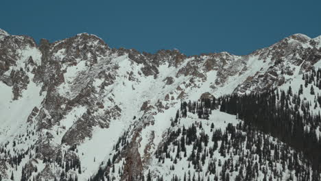 Rango-De-Diez-Millas-Montaña-De-Cobre-Colorado-Mediados-De-Invierno-Picos-Nevados-Silverthorne-Frisco-Breckenridge-Día-Del-Pájaro-Azul-Tarde-Mañana-Montañas-Rocosas-Panorámica-Lenta-Hacia-La-Izquierda