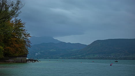 Österreichischer-Großer-Attersee,-Bedeckt-Von-Dicken-Wolken,-Herbstliche-Stimmung-Mit-Bunten-Farbtönen
