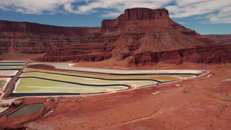 Slow-panning-shot-of-the-Potash-Ponds-in-Moab,-Utah-on-a-nice-day
