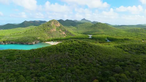 Luftaufnahme-Des-Strandes-Von-Santa-Cruz-Mit-Christoffelberg-Und-Hügeln-Von-Westpunt-Curacao
