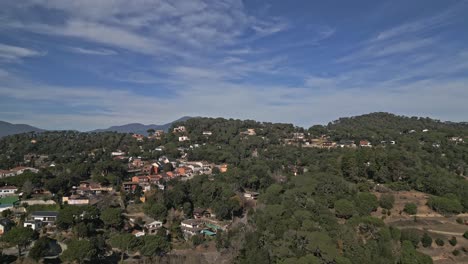 Panorama-Luftaufnahme-Von-Vallgorguina-In-Der-Region-Valles-Oriental,-Barcelona,-Katalonien,-Spanien