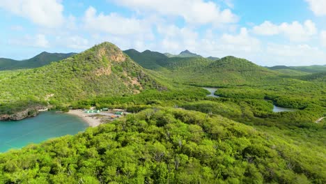 Panorama-Dolly-Aus-Der-Luft-Zum-Strand-Von-Santa-Cruz-Mit-Christoffelberg-Und-Den-Hügeln-Von-Westpunt-Curacao