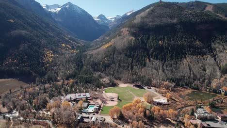 Drone-shot-panning-over-the-city-park-in-Telluride,-CO