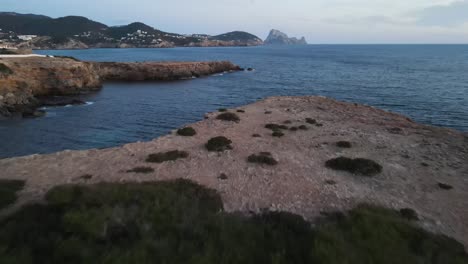 Impresionante-Toma-Aérea-De-Aproximación-A-La-Isla-De-Es-Vedrá-En-Ibiza