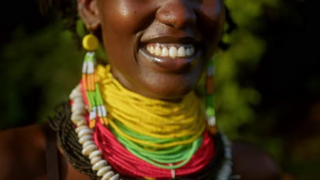 Afrikanerin-Trägt-Bunte-Perlenketten-Und-Ohrringe