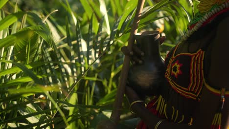 Afrikanische-Frau-In-Traditioneller-Kleidung-Hält-Kalebasse-Im-Dschungel-In-Uganda---Nahaufnahme