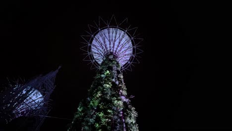 Jardín-De-Superárboles-Por-La-Noche-En-Los-Jardines-Junto-A-La-Bahía,-Singapur---Inclinado-Hacia-Arriba