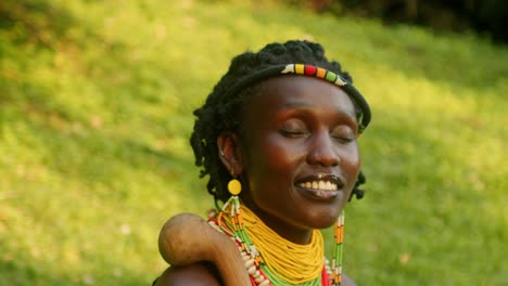 Strahlendes-Lächeln-Einer-Frau-Vom-Stamm-Der-Karamojong-In-Uganda,-Ostafrika---Nahaufnahme