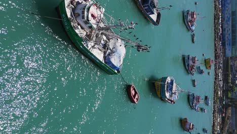 Luftaufnahme-über-Festgemachte-Fischerboote-Im-Hafen-Von-San-Antonio-In-Chile