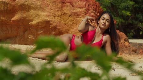 Una-Playa-Caribeña-Está-Adornada-Por-Una-Niña-India-Con-Un-Elegante-Bikini-Rojo,-Disfrutando-De-Las-Vibraciones-Tropicales