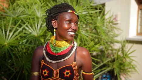 Schöne-Karamojong-Frau-Bereitet-Sich-Auf-Ihre-Hochzeit-In-Uganda,-Afrika-Vor-–-Nahaufnahme