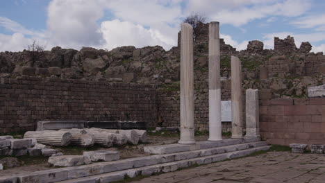 Antike-Säulen-Vor-Einer-Steinmauer-In-Pergamon