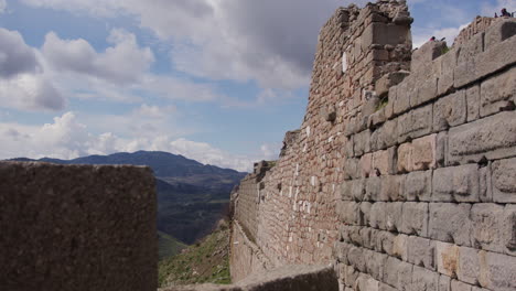 Un-Muro-Exterior-De-Piedra-En-La-Ladera-De-Una-Colina-En-Pérgamo.